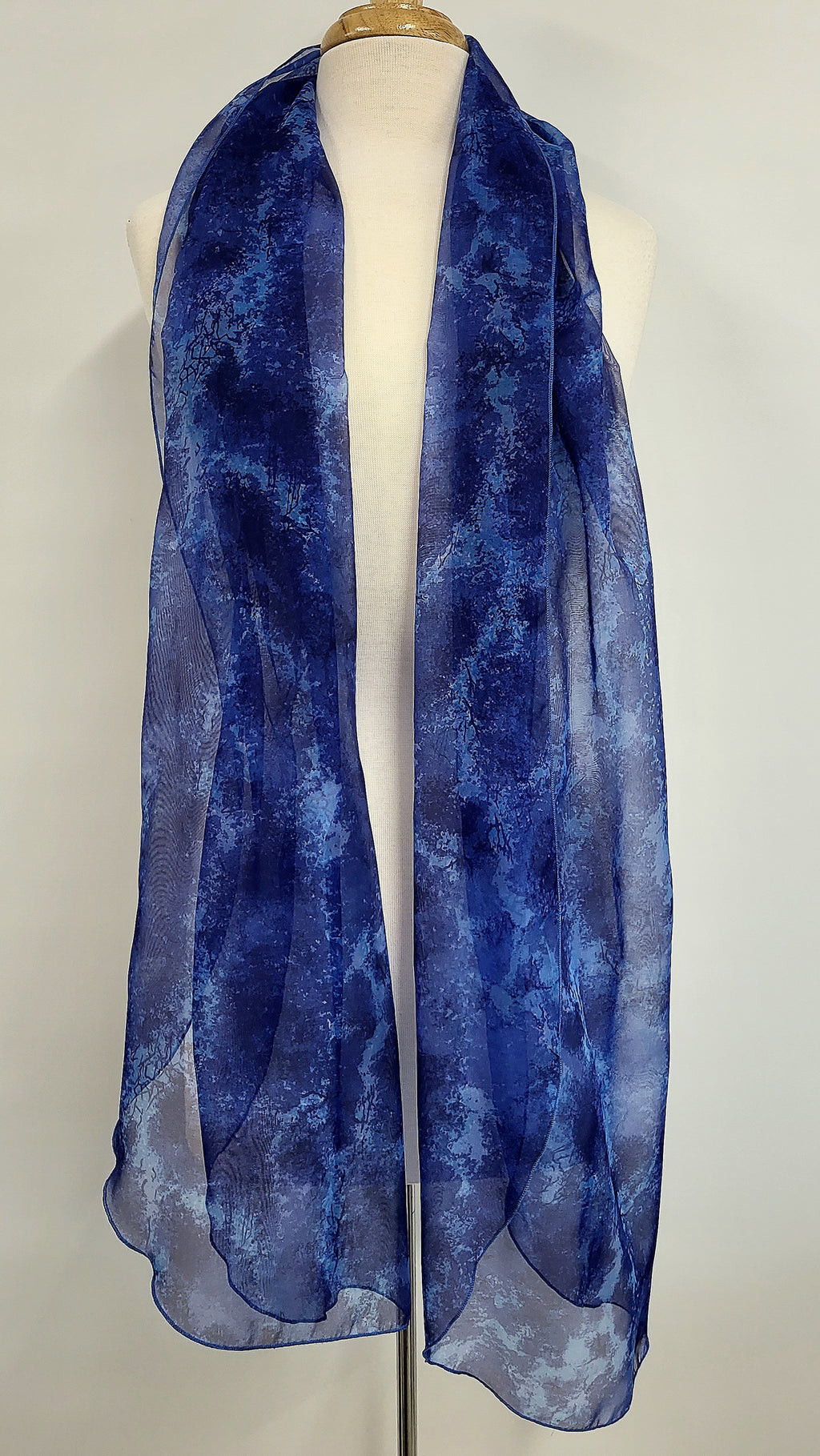 Long, lightweight scarf in shades of blue