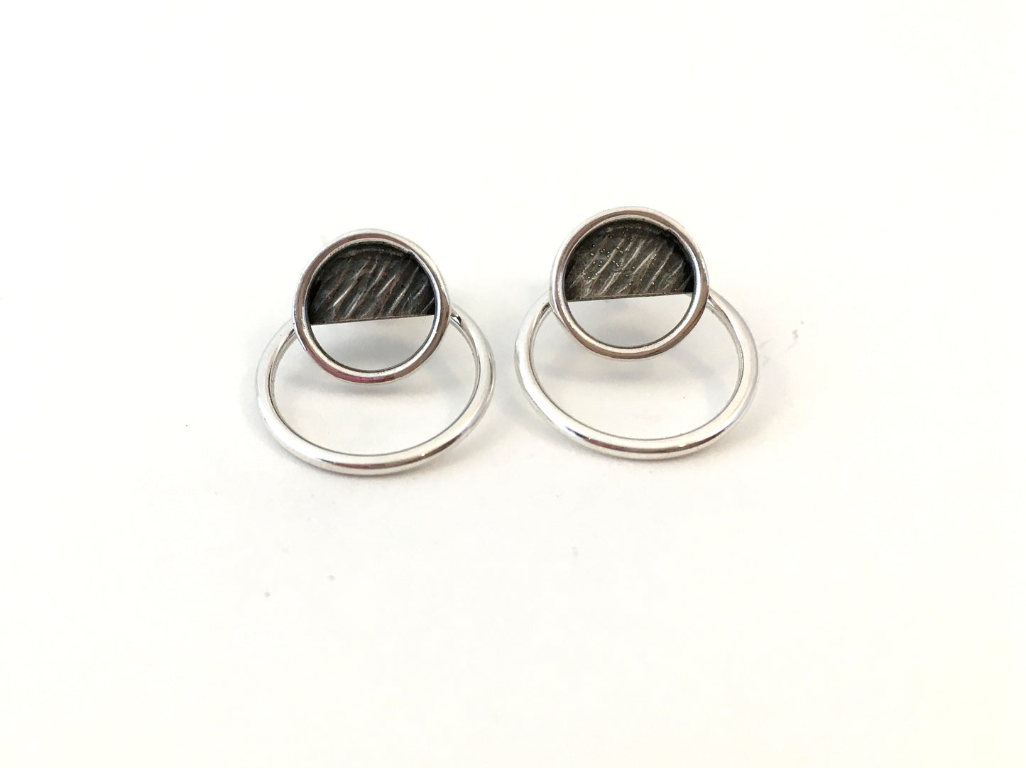 Boucles d'oreilles PE21-01 ''vestes'' rondes en argent.