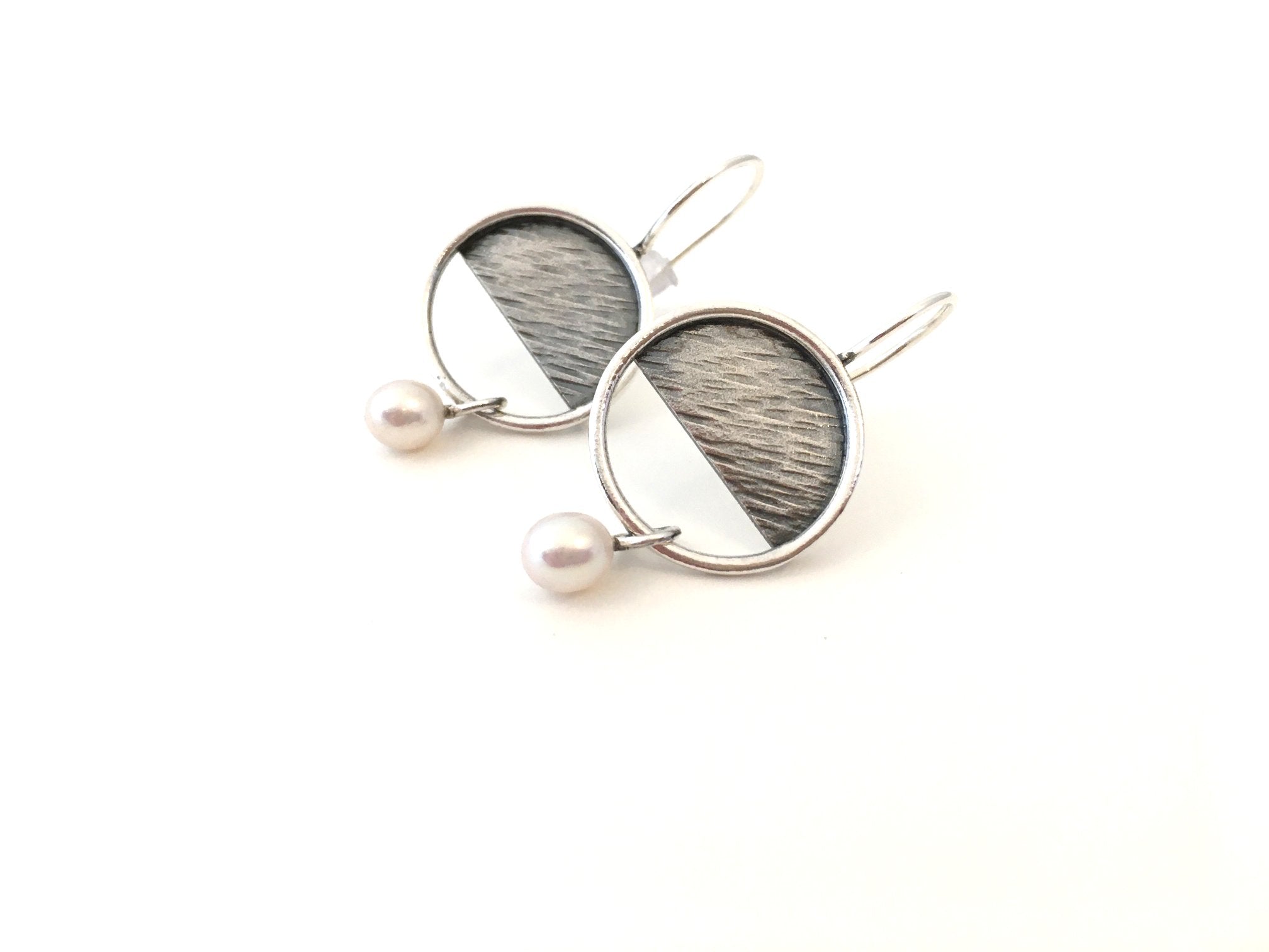 Boucles d'oreilles PE21-04 rondes à crochet en argent et perle - Christine Mercier atelier-boutique
