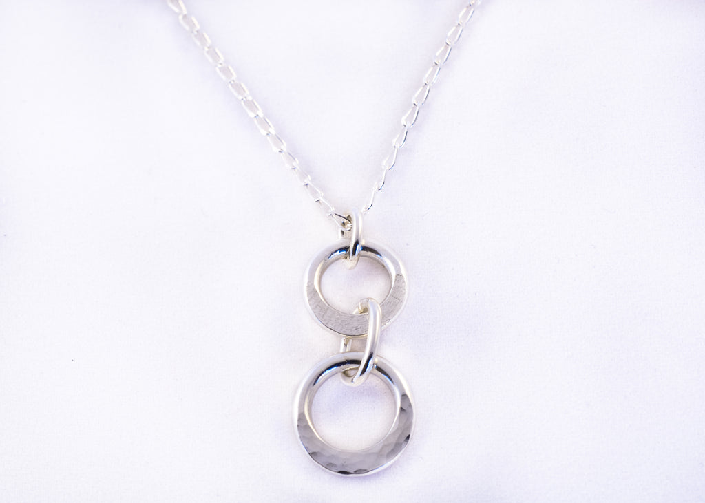 Collier en argent, pendentif à 2 anneaux. 0717 - Christine Mercier atelier-boutique
