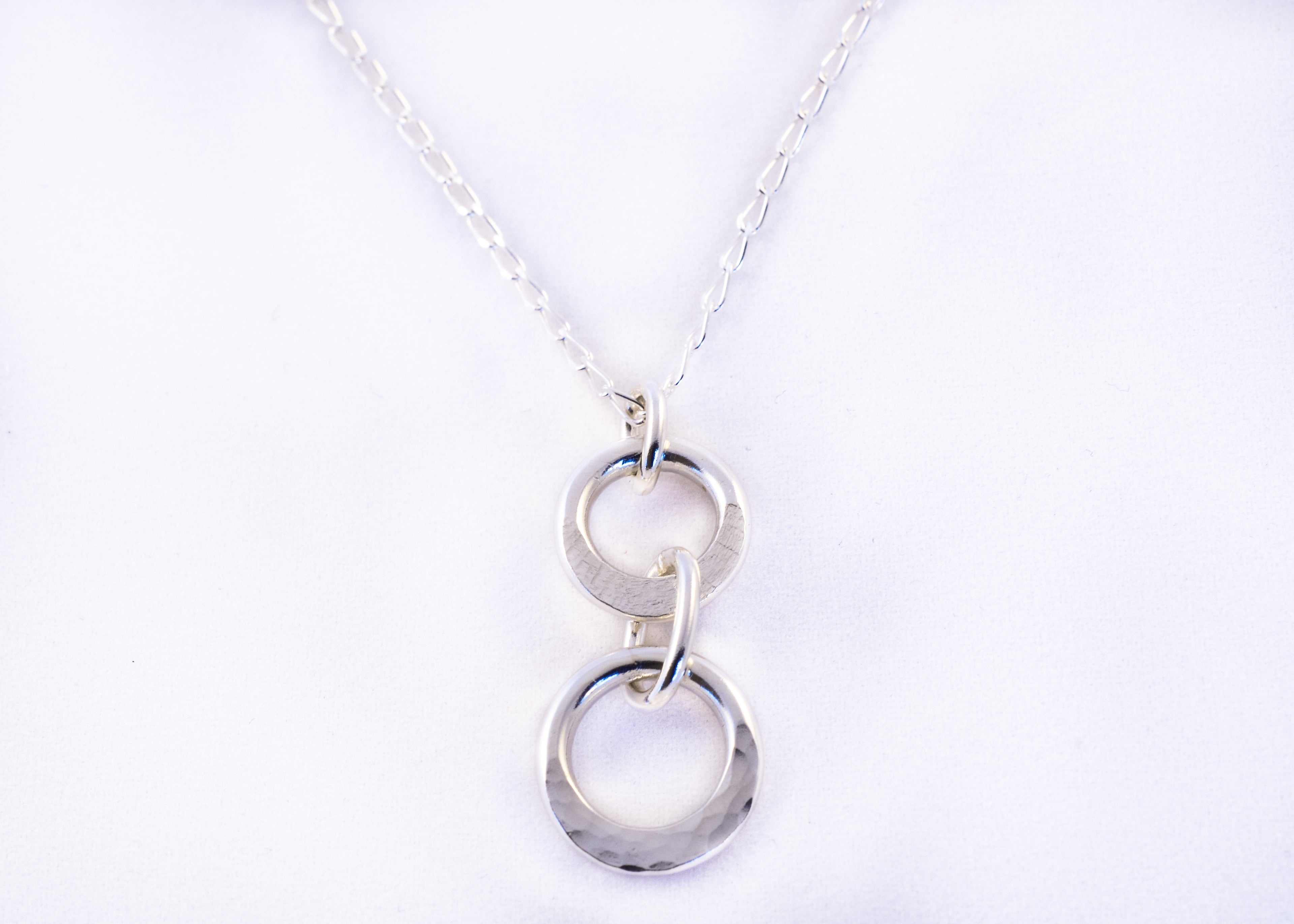 Collier en argent, pendentif à 2 anneaux. 0717 - Christine Mercier atelier-boutique