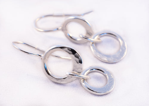 Boucles d'oreilles 0817 pendante à 2 petits anneaux en argent. - Christine Mercier atelier-boutique