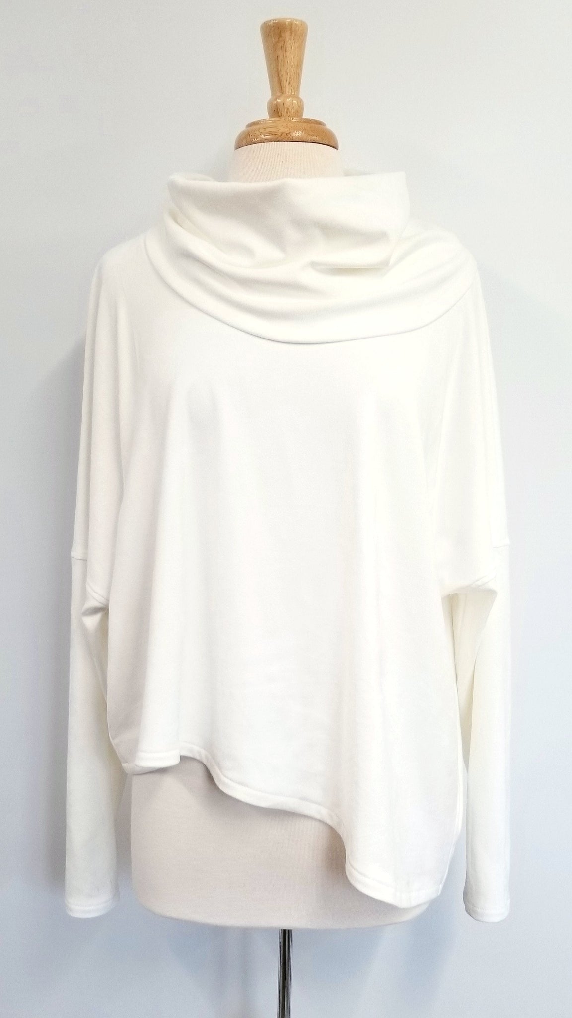Chandail ample de designer québécois, coupe asymétrique avec grand col en ultrasuède blanc, designer québécois Christine Mercier