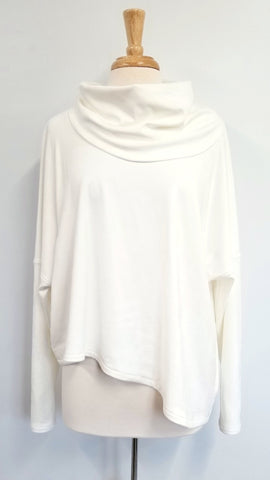 Chandail ample de designer québécois, coupe asymétrique avec grand col en ultrasuède blanc, designer québécois Christine Mercier