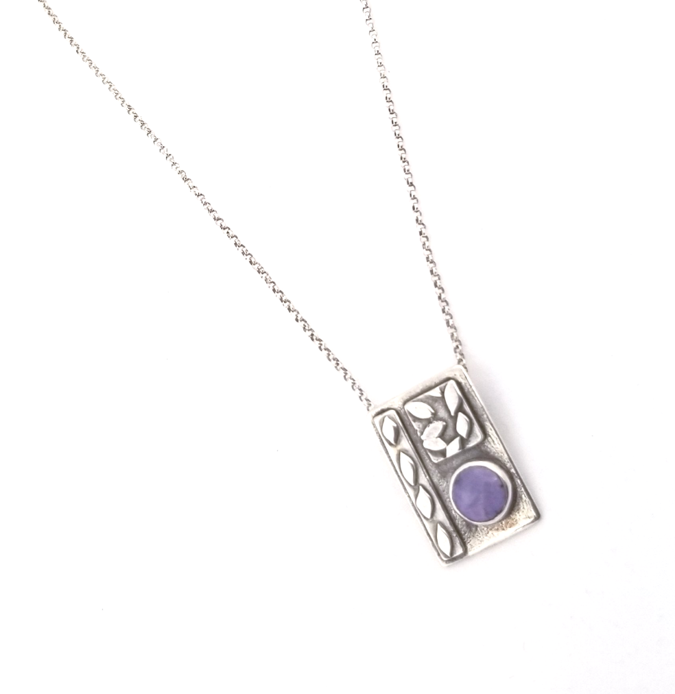 Collier en argent et pierre naturelle mauve fait au Québec par un artisan CM atelier-boutique