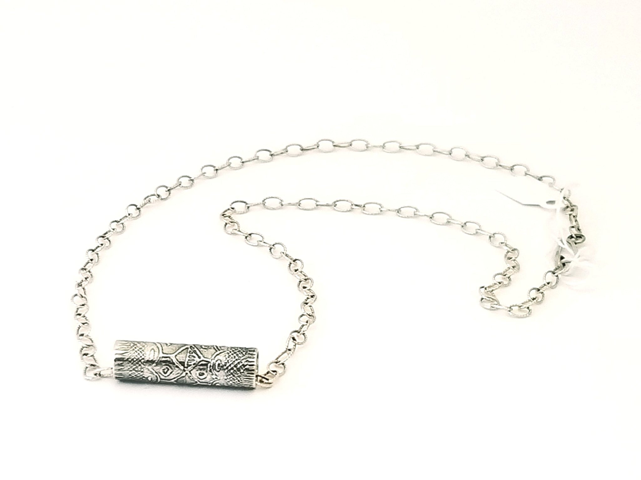 Collier tube en argent gravé sur chaîne en argent. - Christine Mercier atelier-boutique
