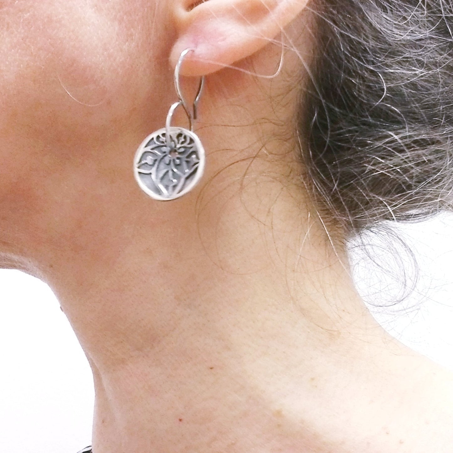 Boucles d'oreilles en argent à pendant ''Mandala''. Bijou fait au Québec