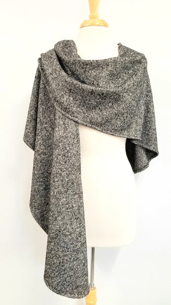 Cape en laine tweed classique, designer québécois Christine Mercier