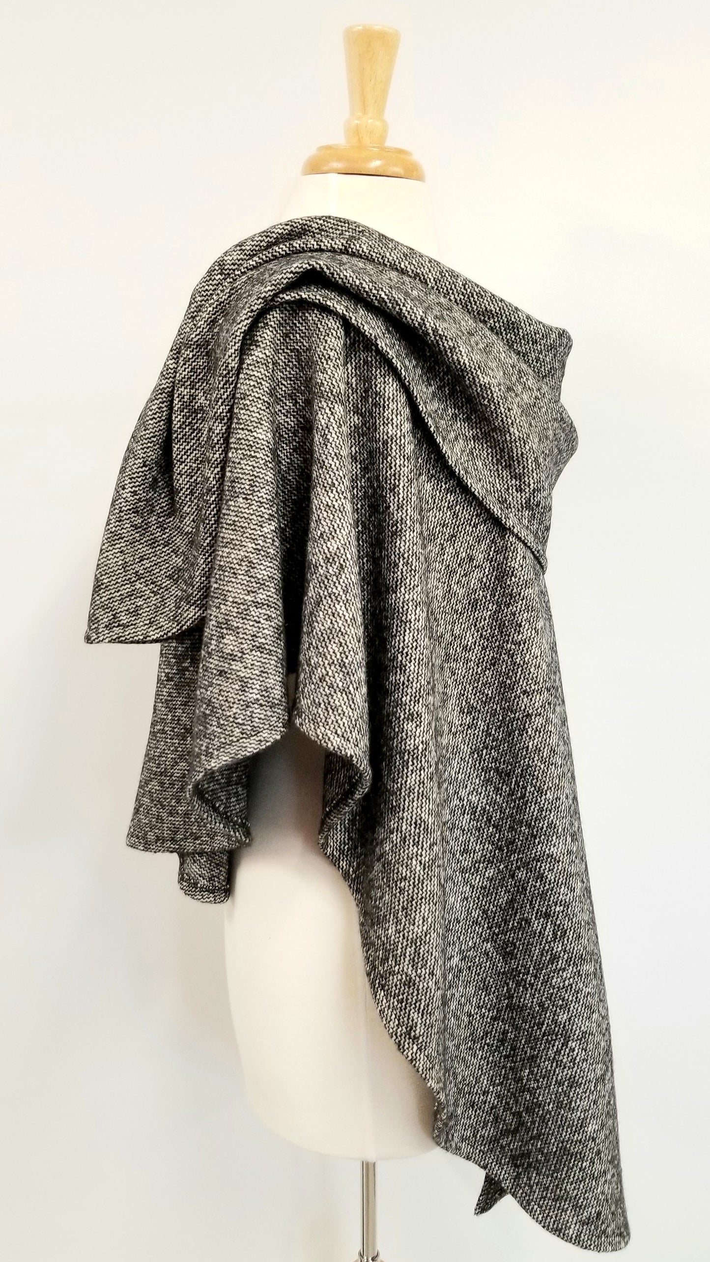 Cape en tweed de laine noir et blanc, drapée et vue de profil