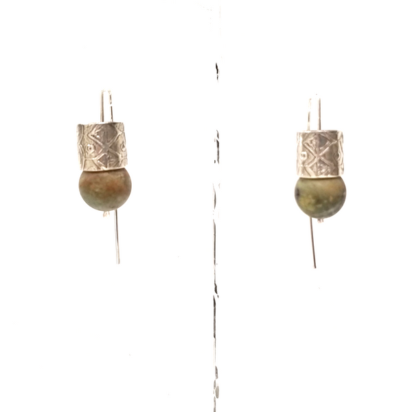 Boucles d'oreilles en argent et jaspe vert et ocre.