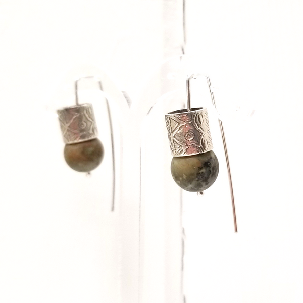 Boucles d'oreilles en argent et jaspe vert et ocre.