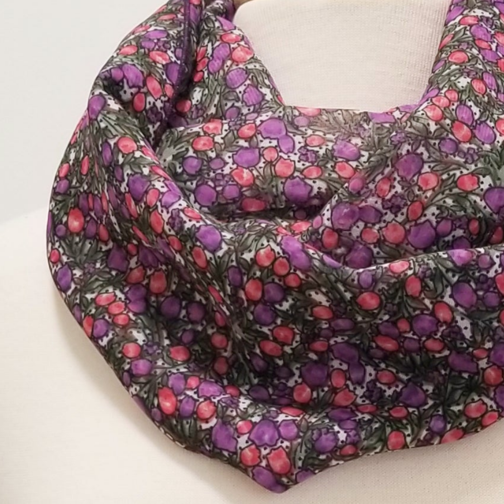 Foulard circulaire à motif de petites tulipes mauves et roses - Christine Mercier atelier-boutique