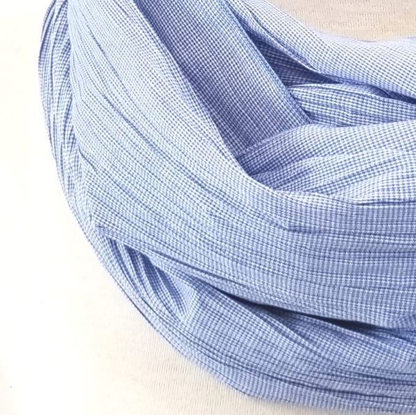 Foulard circulaire en coton/polyester bleu froissé