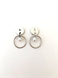 Boucles d'oreilles pendantes en argent avec motif poinçonné et perle.  AUT20-08 - Christine Mercier atelier-boutique