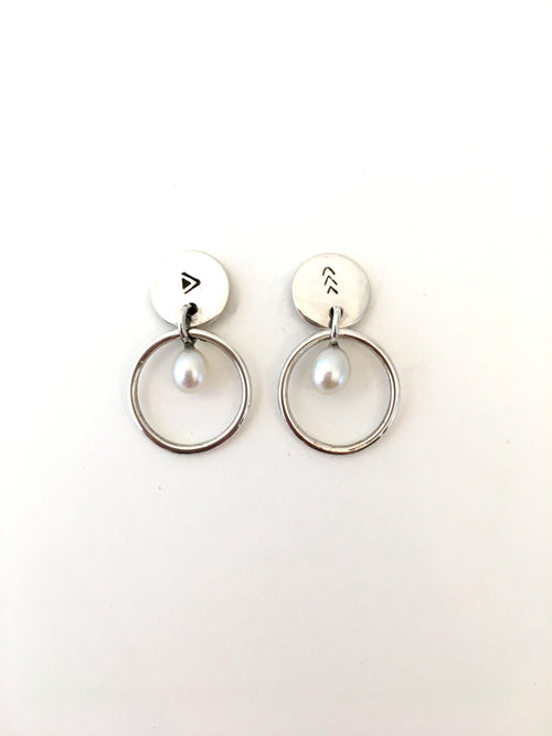 Boucles d'oreilles pendantes en argent avec motif poinçonné et perle.  AUT20-08 - Christine Mercier atelier-boutique