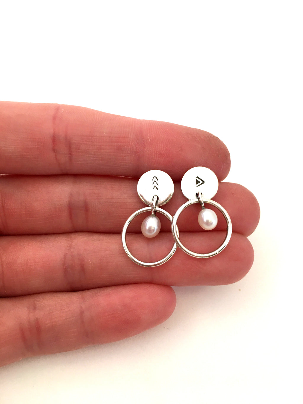 Boucles d'oreilles pendantes en argent avec motif poinçonné et perle.  AUT20-08 - Christine Mercier atelier-boutique