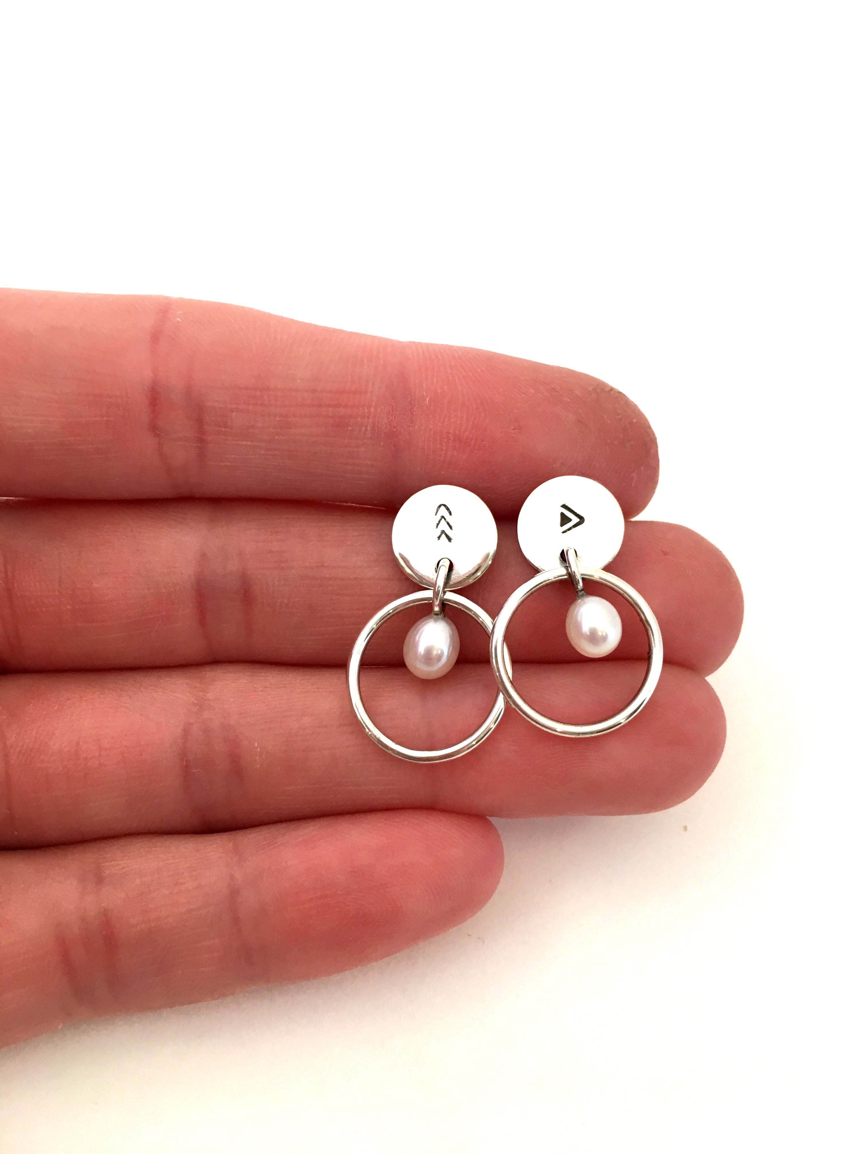 Boucles d'oreilles pendantes en argent avec motif poinçonné et perle.  AUT20-08 - Christine Mercier atelier-boutique
