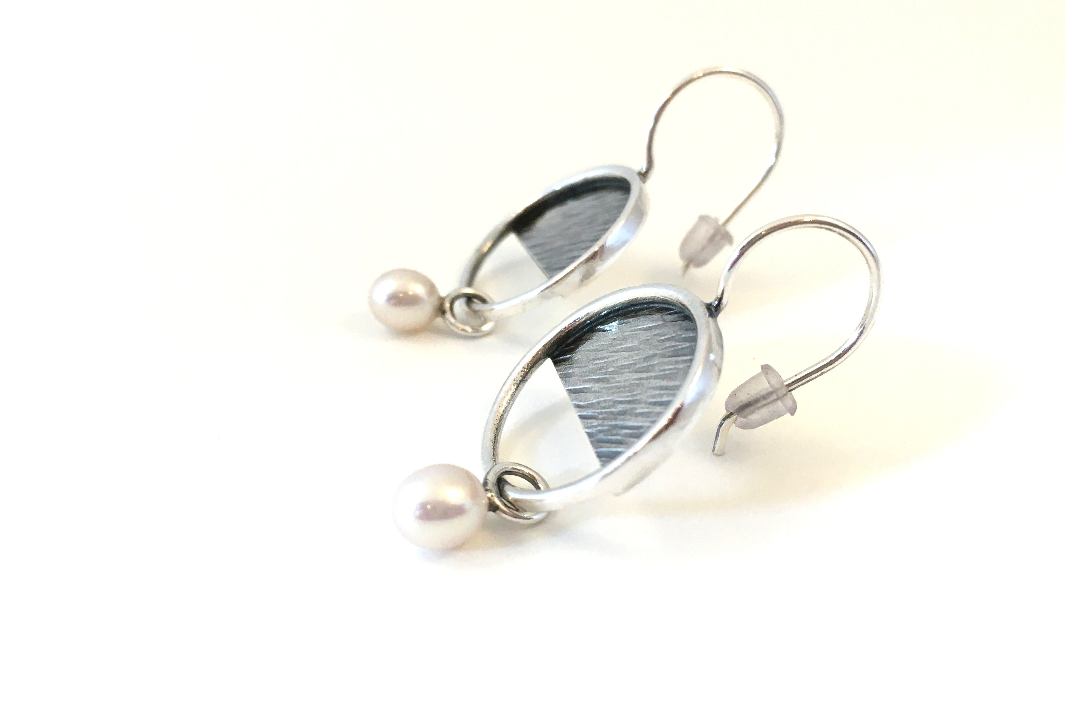 Boucles d'oreilles PE21-04 rondes à crochet en argent et perle - Christine Mercier atelier-boutique