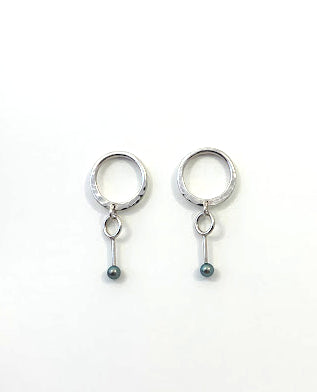 Boucles d'oreilles P181 en argent avec cercle à l'oreille et pendant avec perle