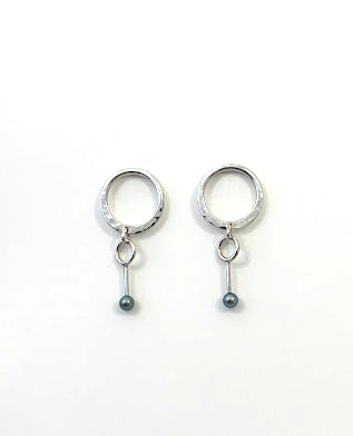 Boucles d'oreilles en argent avec cercle à l'oreille et pendant avec perle.  P181 - Christine Mercier atelier-boutique