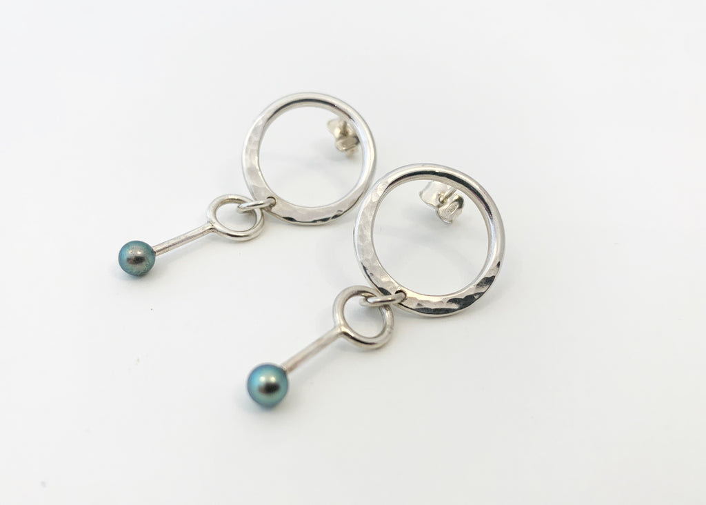 Boucles d'oreilles en argent avec cercle à l'oreille et pendant avec perle.  P181 - Christine Mercier atelier-boutique