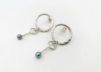 Boucles d'oreilles en argent avec cercle à l'oreille et pendant avec perle.  P181 - Christine Mercier atelier-boutique