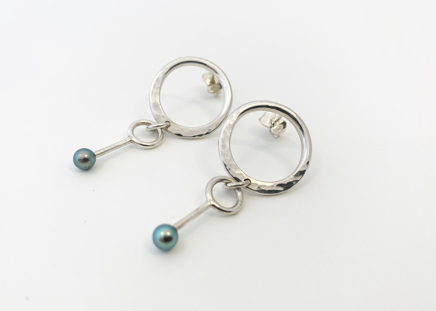 Boucles d'oreilles P181 en argent avec cercle à l'oreille et pendant avec perle