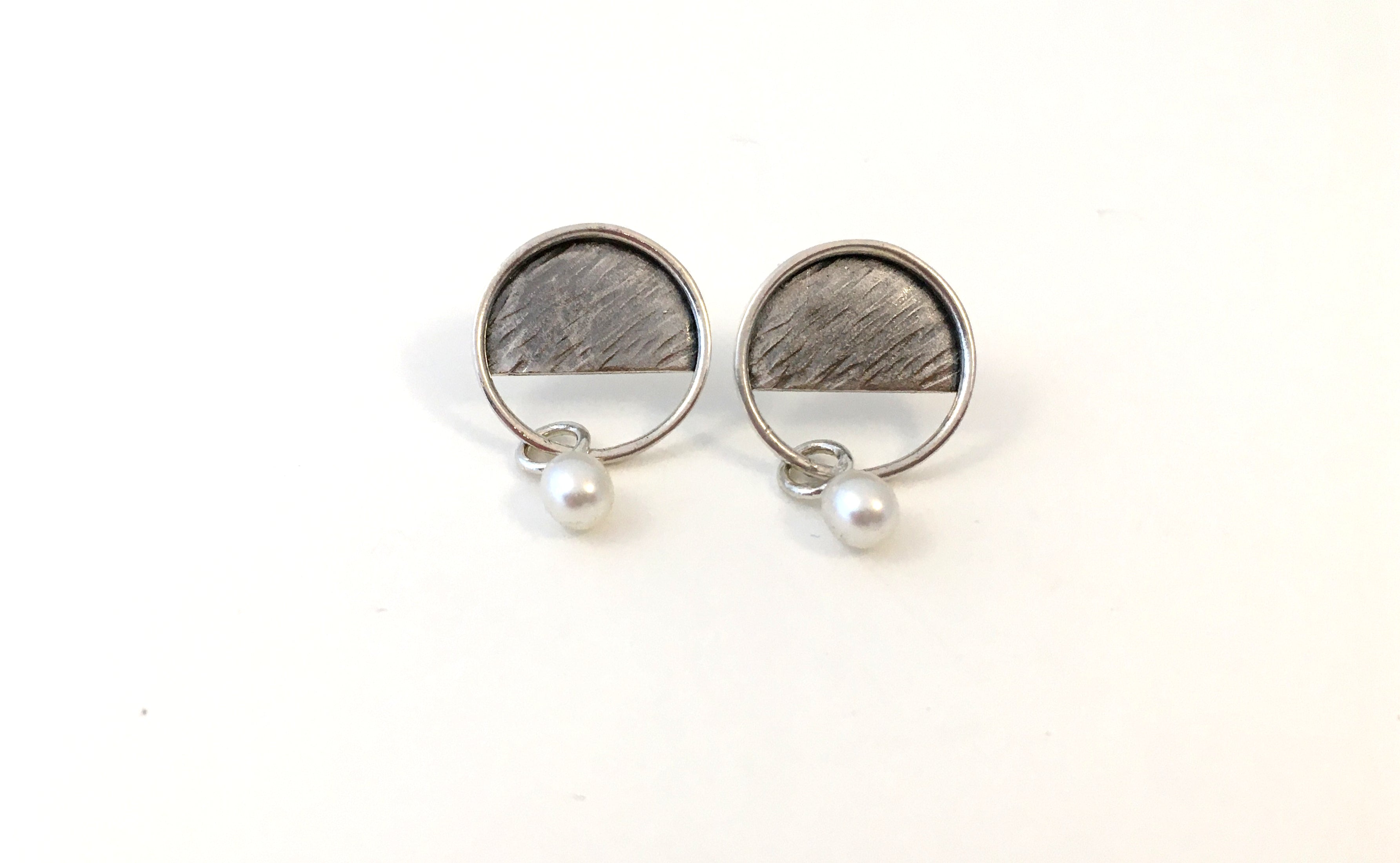 Boucles d'oreilles PE21-06 rondes en argent et perle - Christine Mercier atelier-boutique