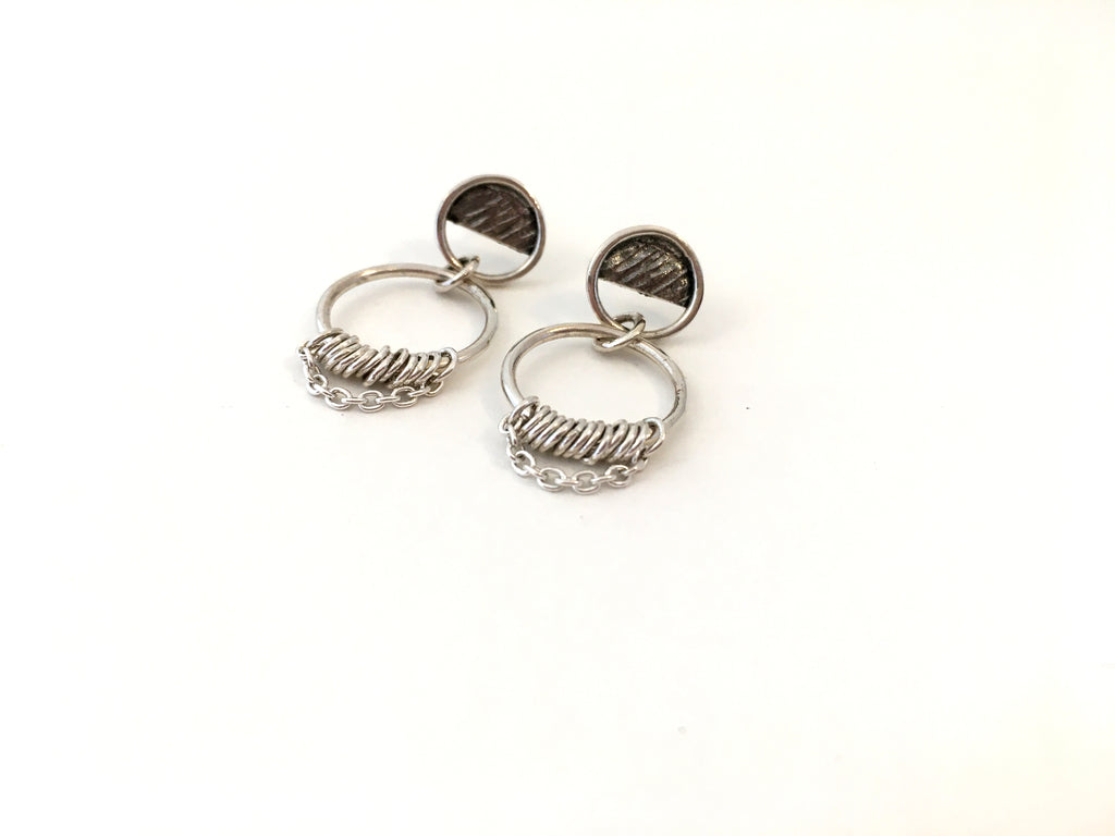 Boucles d'oreilles rondes en argent avec anneau pendant et chaînette. PE21-07 - Christine Mercier atelier-boutique