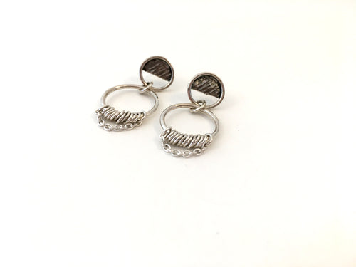 Boucles d'oreilles rondes en argent avec anneau pendant et chaînette. PE21-07 - Christine Mercier atelier-boutique