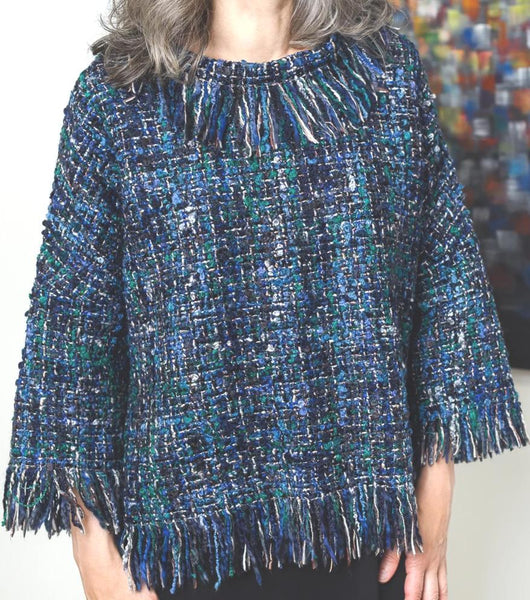 Pèlerine à franges en lainage texturé en tons de bleu, vert et blanc- Christine Mercier atelier-boutique