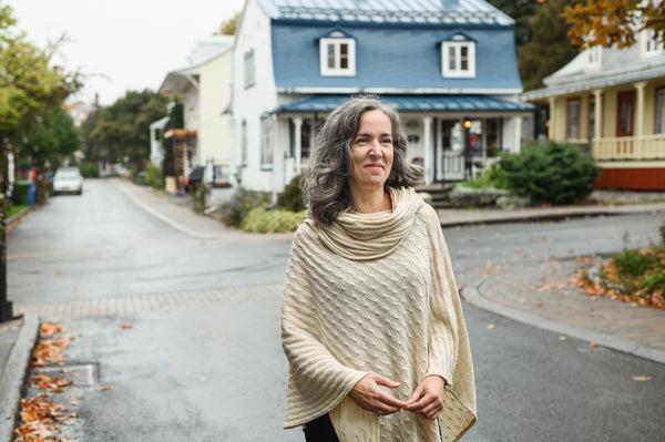 Poncho long et asymétrique en tricot de soie naturelle. - Christine Mercier atelier-boutique