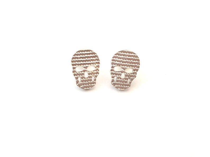 Boucles d'oreilles CR04 crâne en argent texturé - Christine Mercier atelier-boutique